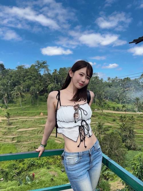 昨日在湖人主场观战！日本性感女星晒身穿东契奇的球衣照