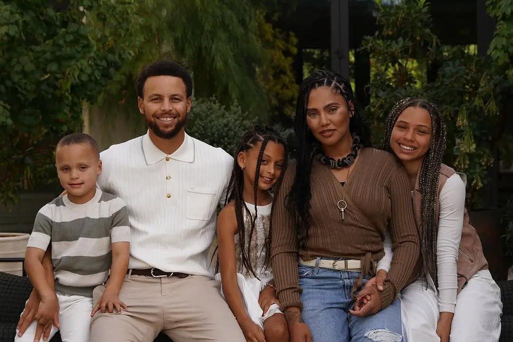 😍库里女儿长大了！莱莉用排球动作传球给库里完成间接助攻