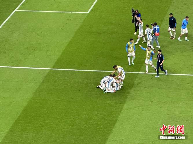 遇到身体上的小问题！跟队记者：马奎尔和芒特24小时内接受评估