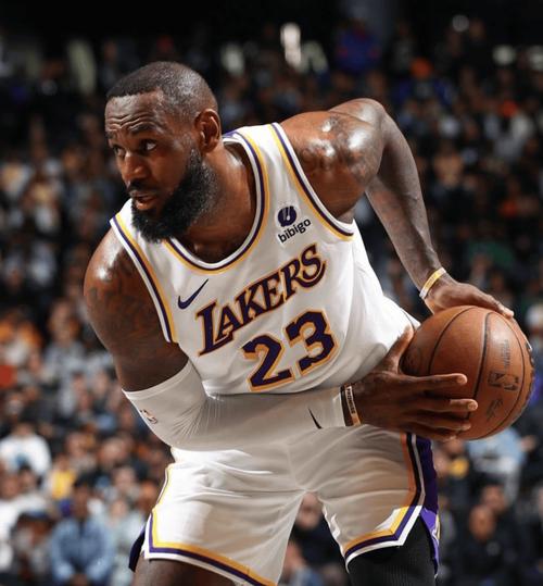 布莱斯摘下前场篮板补篮 詹姆斯转发赛场照：耶 6号！