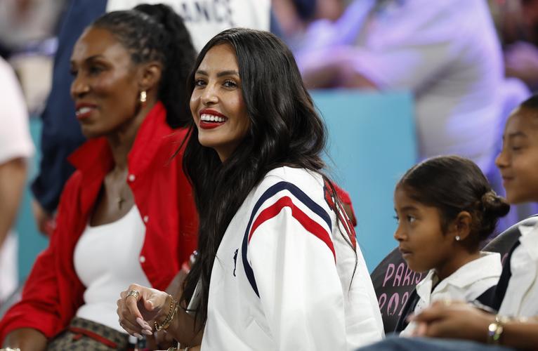 可惜主队道奇输球！瓦妮莎带着女儿观看MLB世界大赛G4