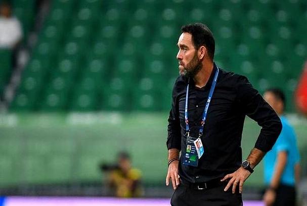 老友相见！亚泰主帅苏亚雷斯与国安队工作人员热情拥抱