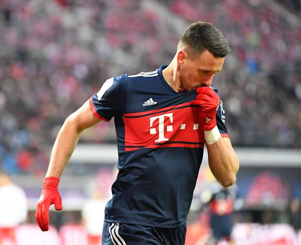 奥格斯堡球迷拉横幅抗议糟糕表现，瓦格纳：当然遗憾，但必须接受