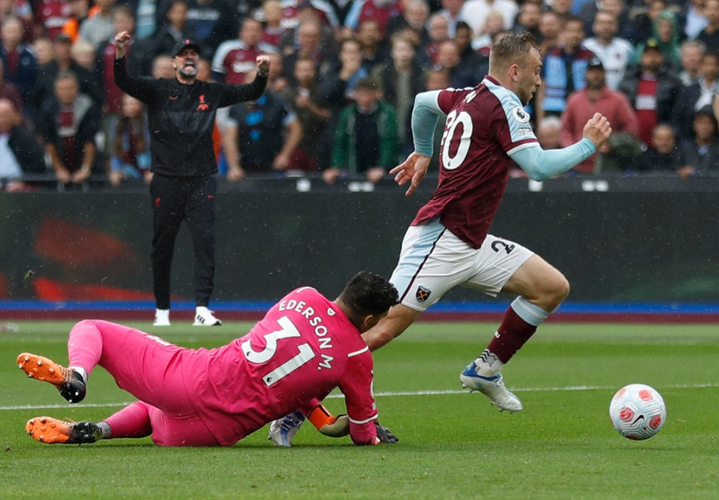 鲍文突破造点，经VAR介入后主裁确认佳夫触球未犯规，点球取消