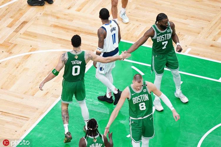 攻防压制！小史密斯大帽杰伦-布朗 申京反击助攻阿门暴扣打进加罚