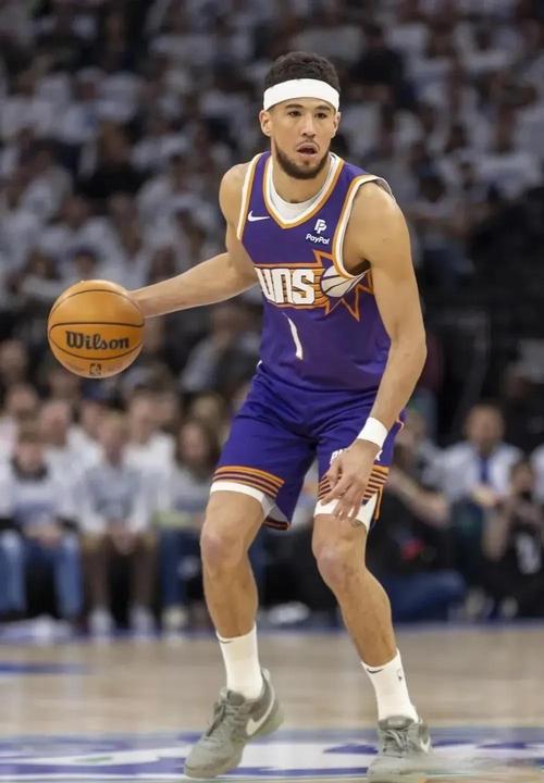 布克：格林上场能减轻所有人的压力 他拥有非常高的天赋