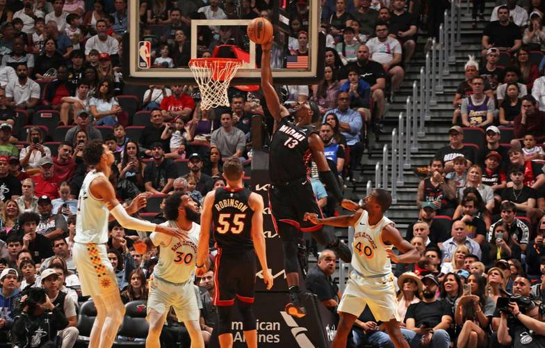 双加时走起？米切尔底角超级高难度三分落袋 轰平热火