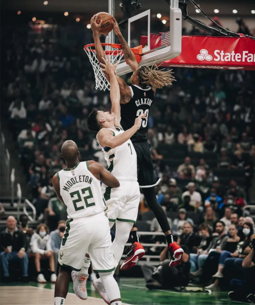 打得不错！克拉克斯顿14中8拿下21分8板4助2断2帽