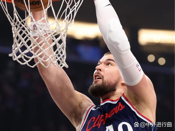 打得聪明！克拉克斯顿假手递手骗过防守直接冲筐暴扣