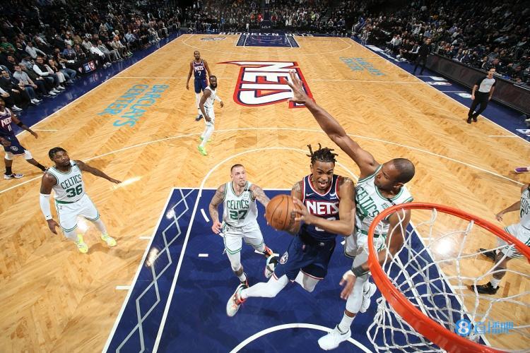 打得挺好!克拉克斯顿半场11中6拿下13分7板2助1断