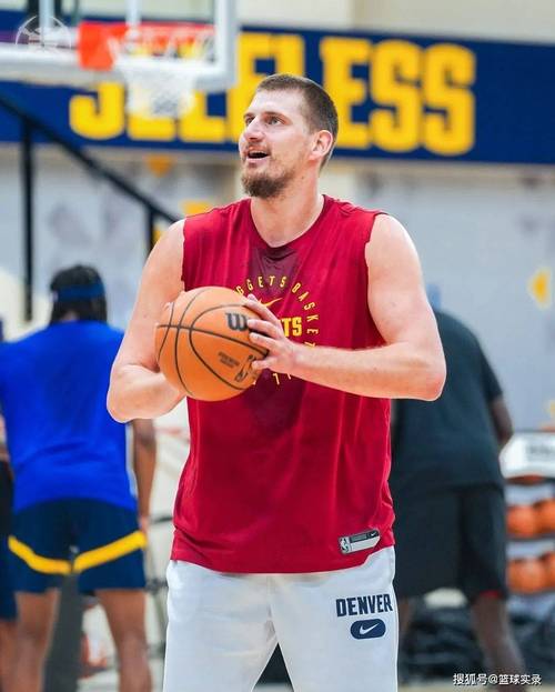 保持一赛季将成历史首人！约基奇目前场均13.1板10.9助 均联盟第1