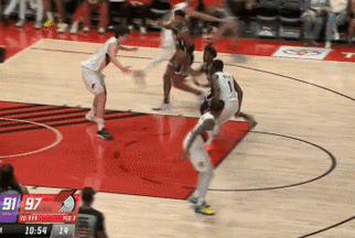 拼得很凶！韦尔保护后场篮板 球鞋被甩出场外