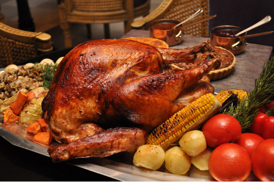 临近感恩节!小乔丹&皮维代表鹈鹕回馈社区 给居民送火鸡等食材