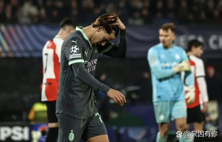 无缘世界杯！凯尔凯兹社媒晒蹲在场内失落照片