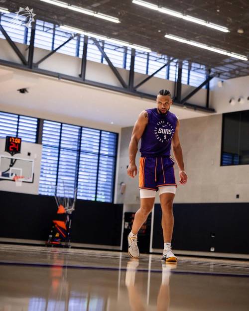 杰伦·格林高中球衣退役 太阳主教练和多位新队友到场支持