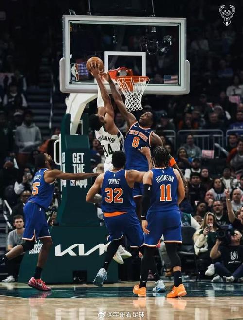 摧枯拉朽！字母哥接球对抗克洛尼 暴起单臂劈扣后还用头顶球